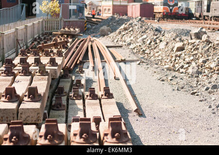 Guide e traverse in calcestruzzo a una traccia estensione cantiere. Foto Stock