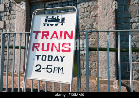 Segno di consigliare ai visitatori che un treno a vapore che correrà oggi 2-5pm Foto Stock