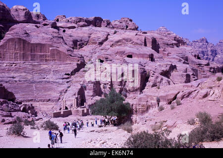 Il Siq esterno avvicinando il teatro è intagliato da Nabataeans da rosa pietra arenaria, Petra, Giordania, Medio Oriente Foto Stock