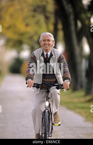 Uomo anziano in bicicletta Foto Stock