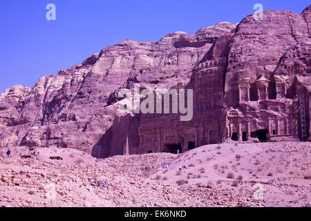 Ancora uno squisito palazzo tomba rivela diversi livelli di riccamente decorata con colonne e pilastri, Petra, Giordania, Medio Oriente Foto Stock