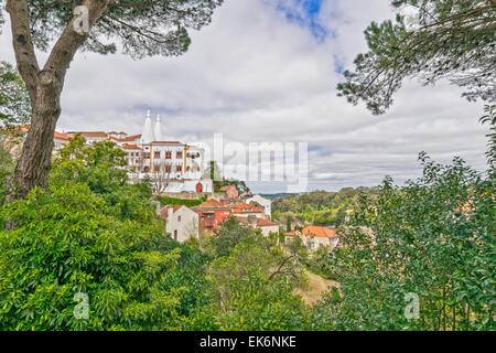 SINTRA PORTOGALLO il palazzo nazionale da giardini circostanti Foto Stock