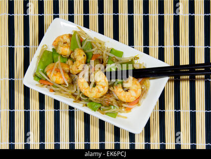 Piatto di gamberi e verdure cotte in un wok Foto Stock