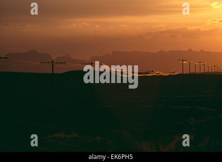 Telefono e linee di alimentazione al tramonto nel sud dello Utah Foto Stock