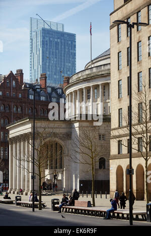 Biblioteca centrale di Manchester esterno incorniciato da Beetham Tower e il Municipio. Foto Stock