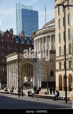 Biblioteca centrale di Manchester esterno incorniciato da Beetham Tower e il Municipio. Foto Stock