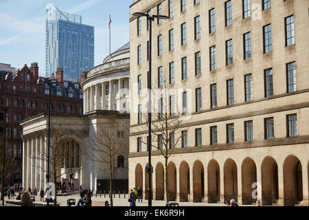 Biblioteca centrale di Manchester esterno incorniciato da Beetham Tower e il Municipio. Foto Stock