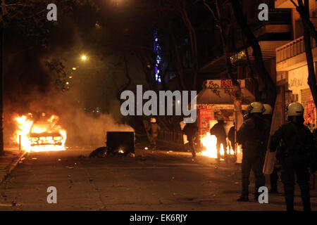 Atene, Grecia. 7 apr, 2015. Greco di polizia antisommossa guardia durante gli scontri nel centro di Atene, in Grecia, in data 7 aprile 2015. Decine di dimostranti si sono scontrati con la polizia nel centro di Atene Martedì, bruciando automobili, lanciare bombe a benzina dopo un mese di marzo nei confronti di alta sicurezza nelle carceri. © Marios Lolos/Xinhua/Alamy Live News Foto Stock