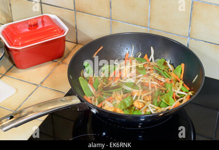 Gamberi e verdure cotte in un wok Foto Stock