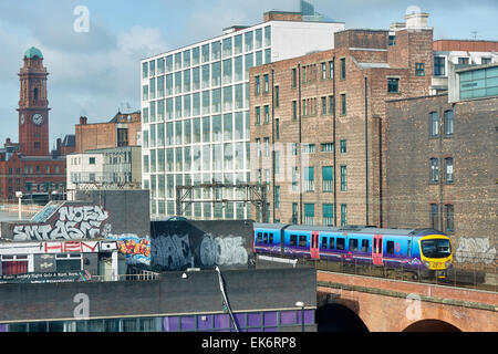 Primo treno in avvicinamento Manchester Piccadilly Station piattaforma 13 14 Foto Stock