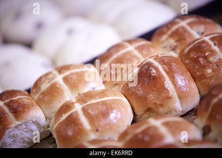 Sheldon's Bakery in Openshaw produrre milioni di hot cross bums per Asda questa Pasqua. Foto di dolce da forno Foto Stock