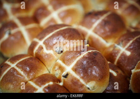 Sheldon's Bakery in Openshaw produrre milioni di hot cross bums per Asda questa Pasqua. Foto di dolce da forno Foto Stock