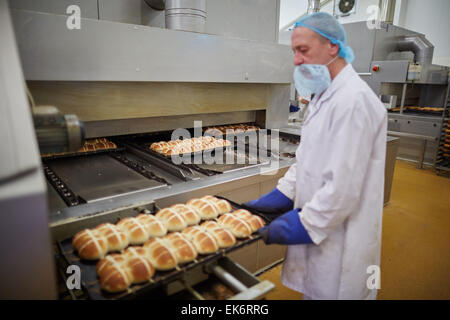 Sheldon's Bakery in Openshaw produrre milioni di hot cross bums per Asda questa Pasqua. Nella foto cucinati freschi Foto Stock