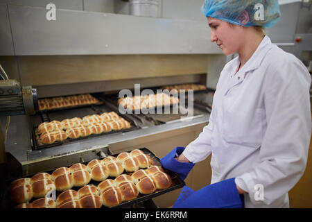 Sheldon's Bakery in Openshaw produrre milioni di hot cross bums per Asda questa Pasqua. Nella foto cucinati freschi Foto Stock