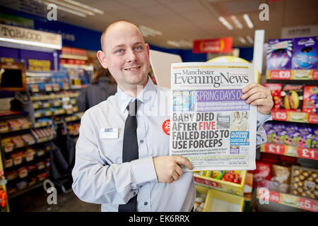 Il troncaggio ton edicola Manchester Evening News azienda della carta Foto Stock