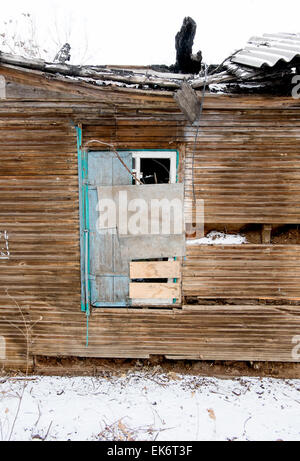 Finestra murati di rovine della vecchia casa in legno in Astrakhan, Russia Foto Stock