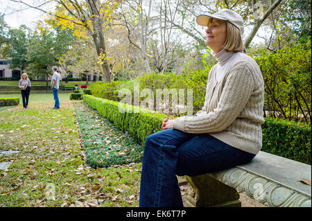 Turisti che si godono il Bayou Bend gardens & home, il Museo delle Belle Arti di Houston Foto Stock