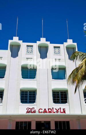 Il famoso stile art deco Hotel Carlyle con Palm tree contro un profondo cielo blu, Ocean Drive, Miami Beach, Florida, Stati Uniti d'America. Foto Stock