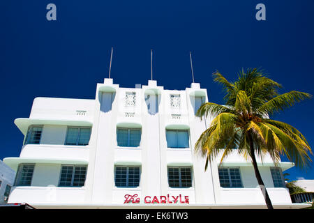 Il famoso stile art deco Hotel Carlyle con Palm tree contro un profondo cielo blu, Ocean Drive, Miami Beach, Florida, Stati Uniti d'America. Foto Stock