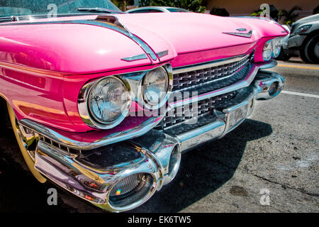 Griglia anteriore di un rosa 1959 Cadillac El Dorado al di fuori del Hotel Marlin su Collins Avenue, Miami Beach, Florida, Stati Uniti d'America. Foto Stock