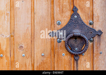 Primo piano della porta con maniglia vintage, un sacco di copyspace Foto Stock