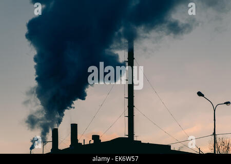 Il fumo del camino di impianto di riscaldamento. Foto Stock