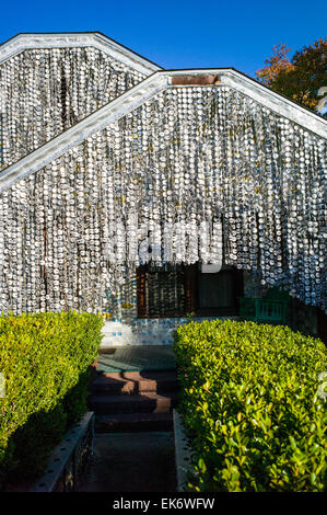 La birra può House, a Houston, Texas, landmark, ricoperto e decorato con oltre 50.000 alluminio di lattine di birra da John Milkovisch Foto Stock