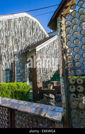 La birra può House, a Houston, Texas, landmark, ricoperto e decorato con oltre 50.000 alluminio di lattine di birra da John Milkovisch Foto Stock