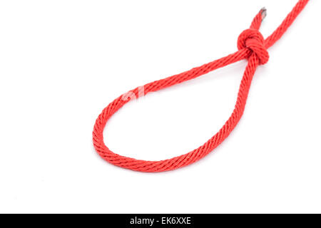 Rosso con corda annodata isolati su sfondo bianco Foto Stock