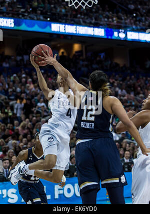 Tampa FL, Stati Uniti d'America. 7 apr, 2015. Connecticut Huskies guard Moriah Jefferson #4 germogli e punteggi nella prima metà durante il NCAA campionato delle donne gioco tra la cattedrale di Notre Dame e nel Connecticut a Amalie Arena in Tampa FL. © csm/Alamy Live News Foto Stock