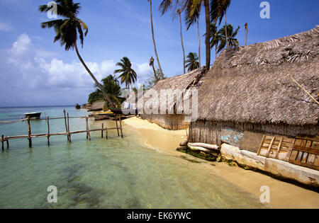 La piccola isola di Kuandiup è casa di un cluster di lone di capanne di bambù ed è ideale per nuotare e fare snorkeling, isole San Blas. Foto Stock