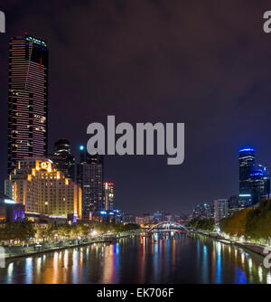 Il Fiume Yarra e Southbank illuminata di notte a Melbourne in Australia. Foto Stock