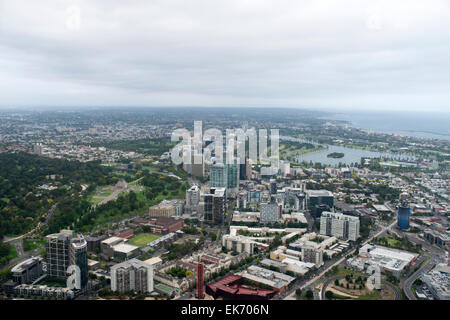 Una vista verso South Melbourne, Albert Park e della Baia di Port Phillip vicino al quartiere centrale degli affari di Melbourne, Australia. Foto Stock