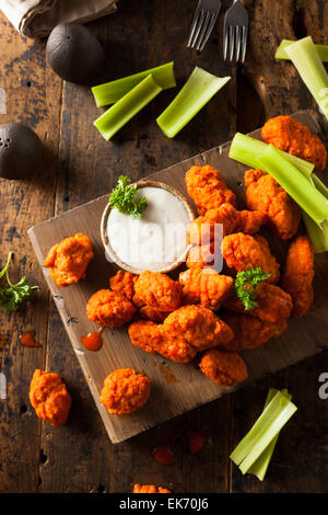 Piccante e speziato bufalo disossate di ali di pollo con Ranch Foto Stock