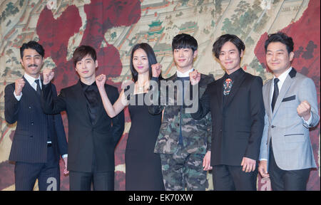 Cha Seung-Won, Kim Jae-Won, Lee Yeon-Hee, Seo Kang-Jun(5a sorpresa), Han Ju-Wan e Cho Seong-Ha, Apr 07, 2015 : sud coreano attori (L-R) Cha Seung-ha vinto, Kim Jae-won, Lee Yeon-hee, Seo Kang-jun, Han Ju-wan e la Cho Seong-ha di partecipare alla conferenza stampa del MBC è di nuovo dramma, splendida politica, a Seul, in Corea del Sud. © Lee Jae-Won/AFLO/Alamy Live News Foto Stock