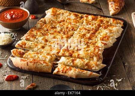 In casa Cheesy grissini con salsa marinara per immersione Foto Stock