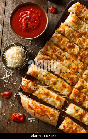 In casa Cheesy grissini con salsa marinara per immersione Foto Stock