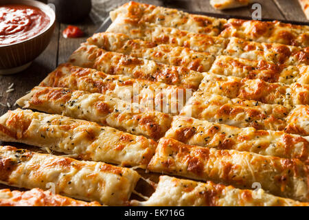 In casa Cheesy grissini con salsa marinara per immersione Foto Stock