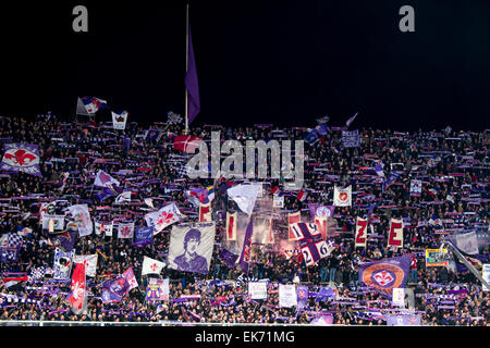 Firenze, Italia. 7 Aprile, 2015. Firenze, Italia. 7 apr, 2015. Ventole (Fiorentina) Calcio/Calcetto : Coppa Italia (TIM Cup) Semi-finale 2 gamba match tra Fiorentina 0-3 Juventus Artemio Franchi Stadium di Firenze, Italia . Credito: Maurizio Borsari/AFLO/Alamy Live News Foto Stock