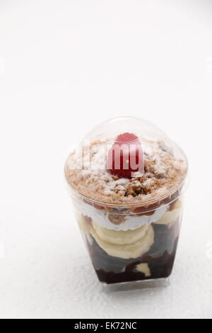Banoffee pie in un bicchiere rovesciato con caremel e panna montata Foto Stock