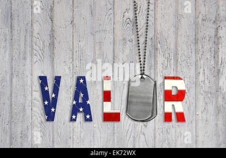 Bandiera americana font con dog tags militari su rustiche in legno grigio. Foto Stock