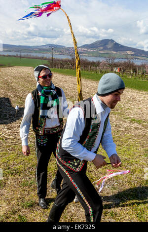 Lunedì di Pasqua - giovani ragazzi passa attraverso il villaggio con una frusta e le ragazze di mantecazione, Sakvice, la Moravia del Sud, Repubblica Ceca Foto Stock