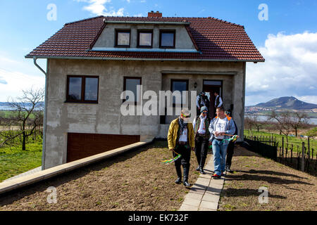 Lunedì di Pasqua - giovani ragazzi passa attraverso il villaggio con una frusta e le ragazze di mantecazione, Sakvice, la Moravia del Sud, Repubblica Ceca Foto Stock