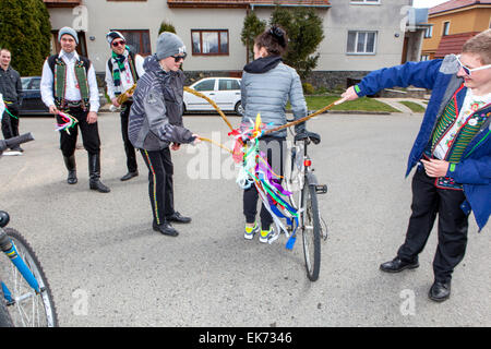 Lunedì di Pasqua - giovani ragazzi passa attraverso il villaggio con una frusta e le ragazze di mantecazione, Sakvice, la Moravia del Sud, Repubblica Ceca Foto Stock