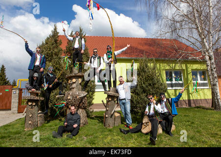 Lunedì di Pasqua - giovani ragazzi passa attraverso il villaggio con una frusta e le ragazze di mantecazione, Sakvice, la Moravia del Sud, Repubblica Ceca Foto Stock