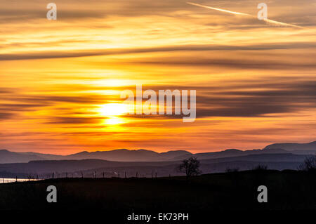 Ardara, County Donegal, Irlanda. Dal 8 aprile 2015. In Irlanda il meteo. Sunrise oltre la costa occidentale. Credito: Richard Wayman/Alamy Live News Foto Stock