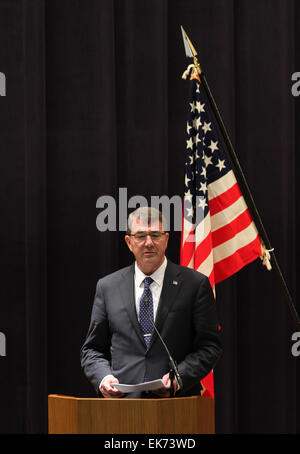 Tokyo, Giappone. 8 apr, 2015. Stati Uniti Il Segretario alla difesa di cenere parla di Carter nel corso di una conferenza stampa presso il ministro Mercoledì, 8 aprile 2015, a Tokyo, Giappone. Credito: Junko Kimura-Matsumoto Jana/press/ZUMA filo/Alamy Live News Foto Stock