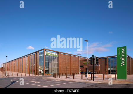 Nel complesso vista esterna. Waitrose Chester, Chester, Regno Unito. Architetto: Broadway Malyan Limited, 2015. Foto Stock