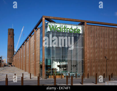 Nel complesso vista esterna. Waitrose Chester, Chester, Regno Unito. Architetto: Broadway Malyan Limited, 2015. Foto Stock