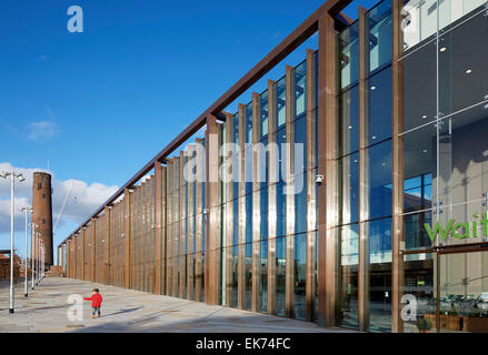 Nel complesso vista esterna lungo la facciata. Waitrose Chester, Chester, Regno Unito. Architetto: Broadway Malyan Limited, 2015. Foto Stock